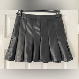 Nasty Gal Black Pleated Skirt With Side Zipper Size 4